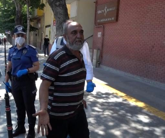 Maskanı çənəsinə taxdığı üçün polis cərimələdi: hirsindən özünü döydü - FOTO