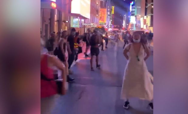 Maşını etiraz aksiyası keçirən insanların üstünə sürdü - VİDEO