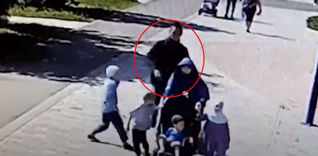 Parkda qadınlara yaxınlaşıb, onları səbəbsiz yerə döyməyə başladı – VİDEO