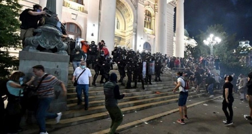 В Белграде в результате протестов пострадали 19 полицейских и 17 демонстрантов