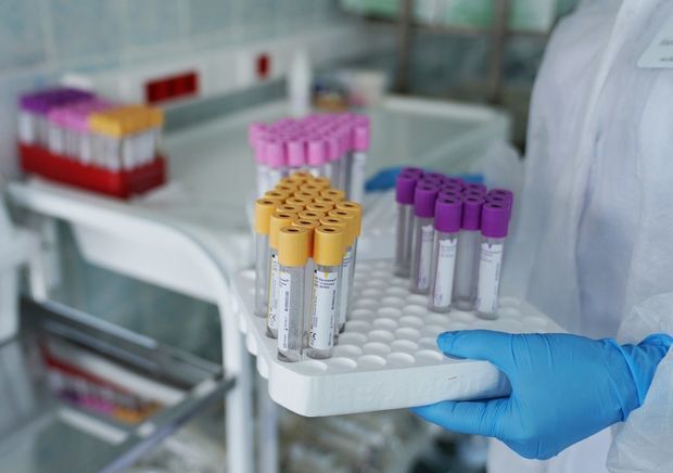 Üç uşağı ilə birlikdə koronavirusa yoluxan qadın xəstəxanaya yerləşdirildi - FOTO