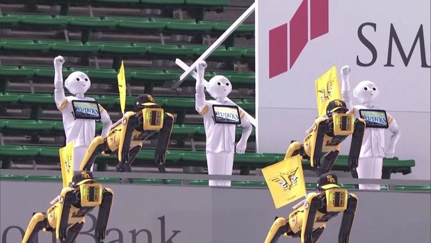 Matç zamanı robotların rəqsi azarkeşləri dəhşətə gətirdi - VİDEO