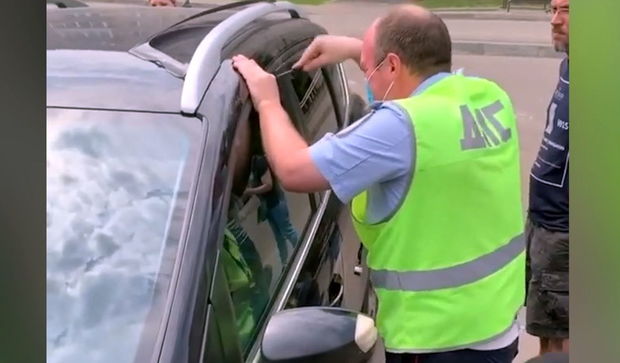 Maşının salonunda qapadılan fəhlənin halı pisləşdi - VİDEO