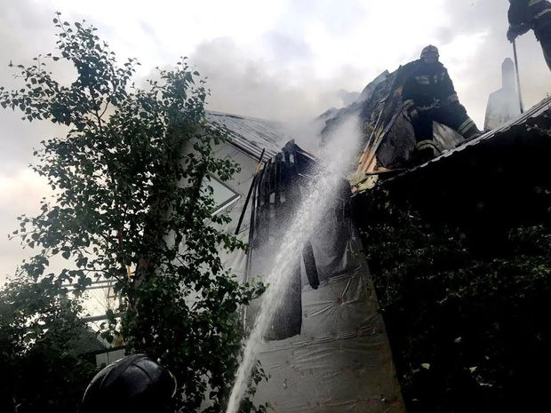 Azərbaycanlı gənclərin Rusiyadakı qəhrəmanlığı: Yanan binaya girib yatan şəxsi xilas etdilər - FOTO