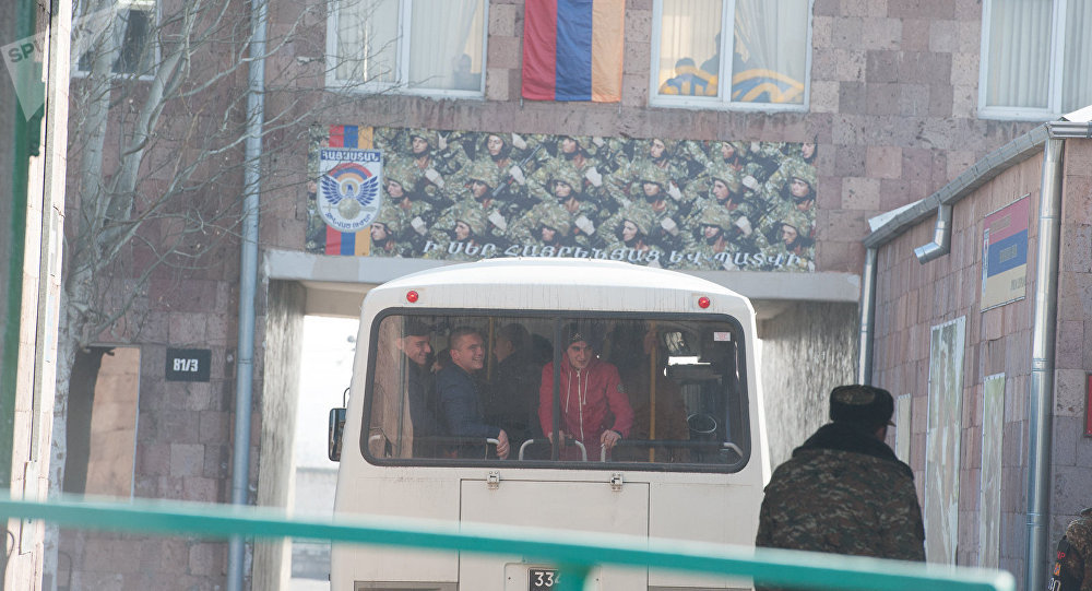 Polis nəzarəti altında orduya çağırış və xidmətdən yayınan 15 min gənc