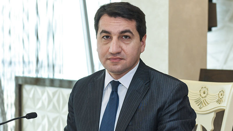 İlham Əliyevin köməkçisi sözünün üstündə durdu: Avtobus kartını göstərdi (FOTO)