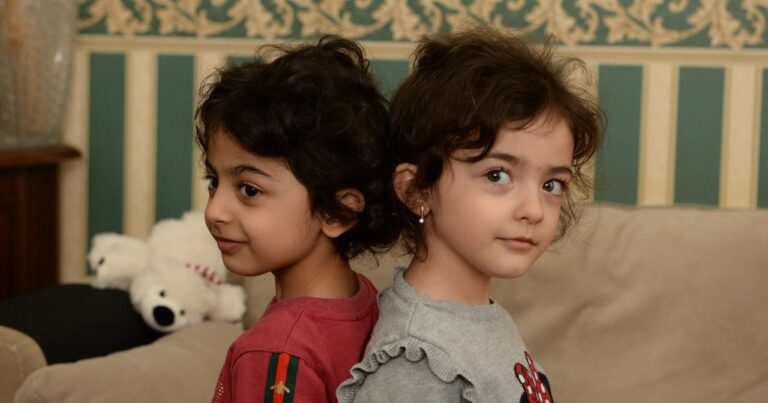 Əkizlər Prezidenti belə qucaqladılar - Azərbaycanda - VİDEO