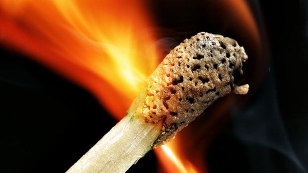 Qısqanc ər arvadının maşınını yandırmaq istədi