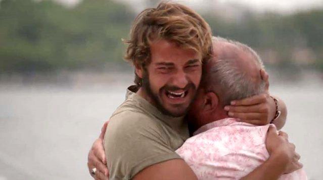 Ata hər kəsin gözü önündə 24 yaşlı oğlunun dizindəki yaraları öpdü - FOTO