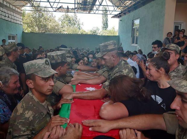 Azərbaycan şəhidi ilə vidalaşır - FOTO/VİDEO