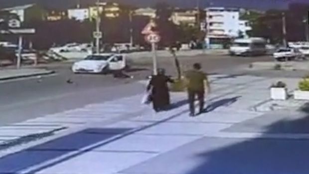 Elektrik velosipedi minik avtomobili ilə toqquşdu – ANBAAN VİDEO