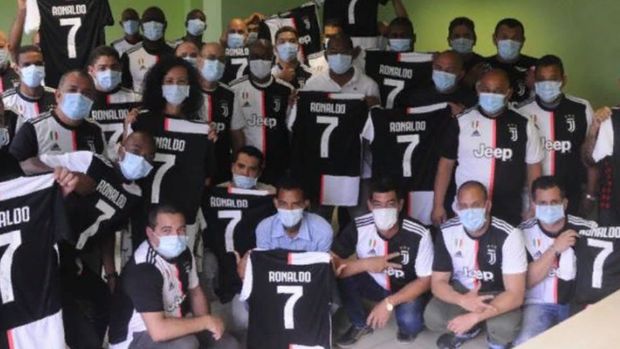 Ronaldu İtaliyaya köməyə gələn kubalı tibb işçilərinə hədiyyə göndərib - FOTO