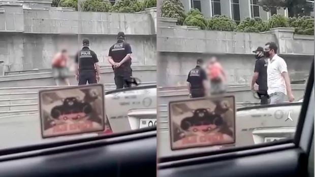 Gənc kişi Milli Məclisin binasının qarşısında özünü bıçaqladı - VİDEO