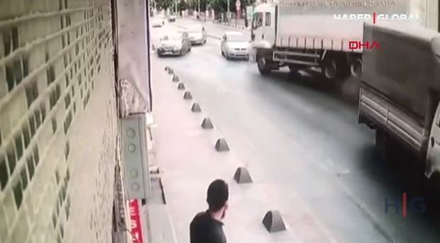 Yük maşını ağır qəza törətdi, dörd nəfər yaralandı - VİDEO