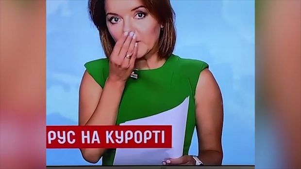 Aparıcının canlı yayımda dişi düşdü - VİDEO