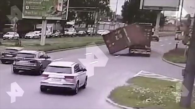 Yük maşınının konteyneri avtomobillərin intensiv hərəkət etdiyi yola düşdü – ANBAAN VİDEO