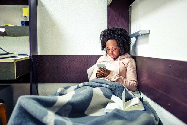 Məktəbli qız ev tapşırığını yerinə yetirmədiyi üçün həbs olundu - FOTO