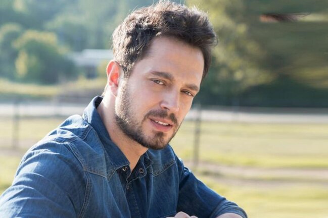Murat Boz da Şəhidlərimizi andı - FOTO