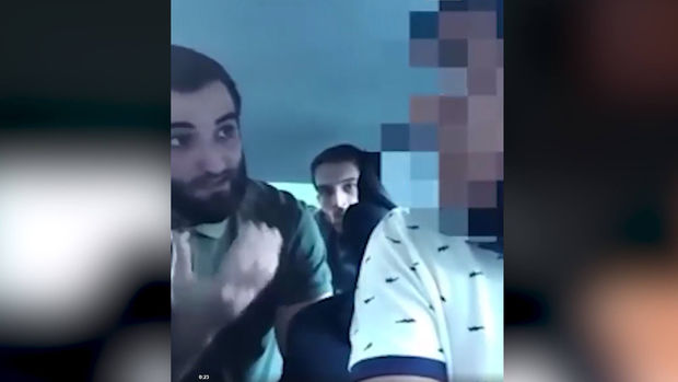 Taksi sürücüsünü söyüş söyməmə barədə xəbərdarlığına görə döydülər - VİDEO