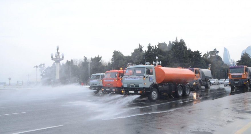 На улицах столицы проводится дезинфекция