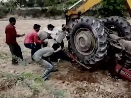 Zorlandığı üçün polisə şikayət edən qızın üstündən traktorla keçdi - FOTO