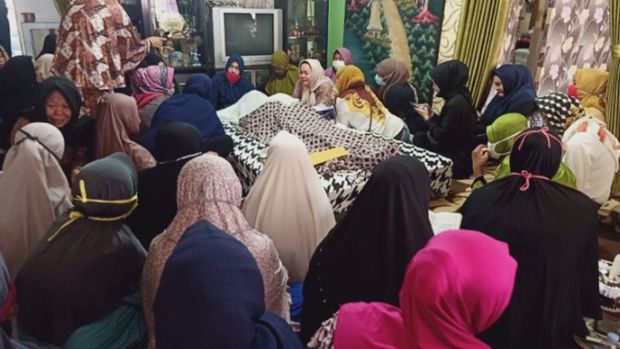 Toyunu qəflətən vəfat etmiş atasının meyitinin yanında keçirdi