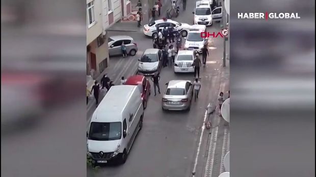 Oğlunu döyən şəxslərə eyvana çıxıb silahdan atəş açdı – VİDEO