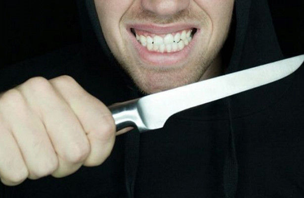 В Сумгайыте мужчина перерезал отцу горло