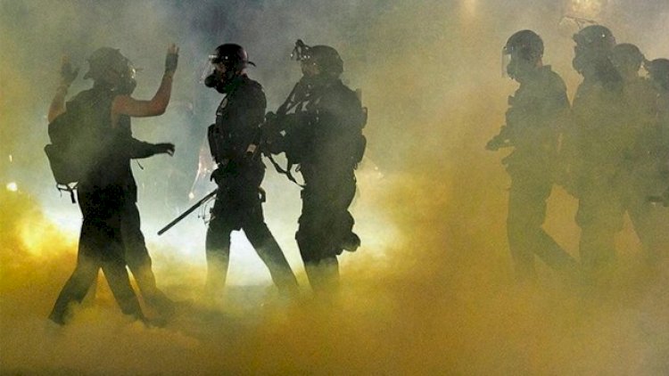 SON DƏQİQƏ: Etirazçılar məhkəmə binasını yandırdılar