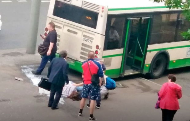 Avtobus dayanacağa girdi: Ölən və yaralananlar var - ANBAAN GÖRÜNTÜ