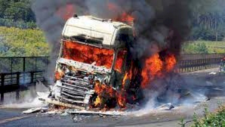 Azərbaycanda yük maşını yandı: 20 ton ipək məhv oldu