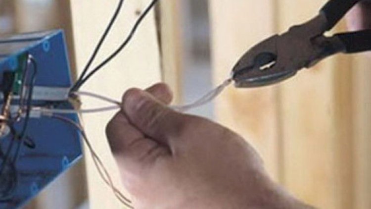 Qohumunun evinə elektrik çəkmək istəyərkən öldü