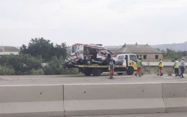 Təcili yardım maşını yük avtomobili ilə toqquşdu - FOTO