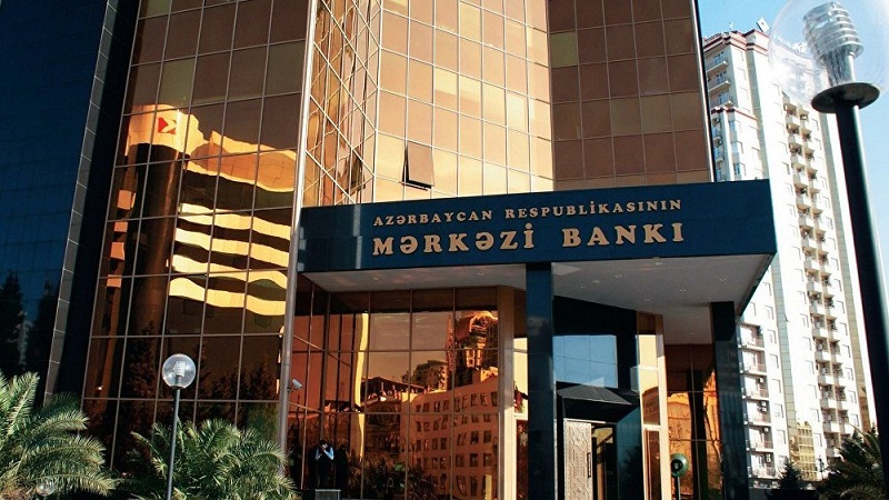 Bağlanan bankların əmanətçiləri Mərkəzi Bankın qarşısında etiraz aksiyası keçirir