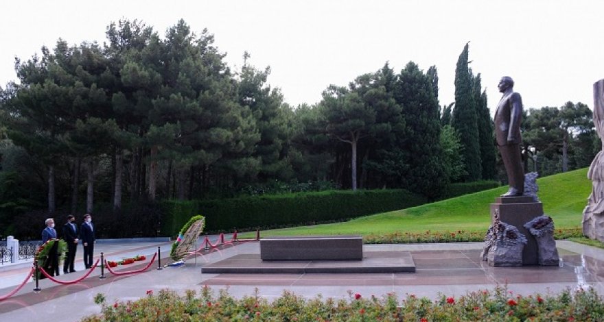 Представители СМИ Азербайджана посетили в Аллее почетного захоронения могилу Гейдара Алиева - ФОТО