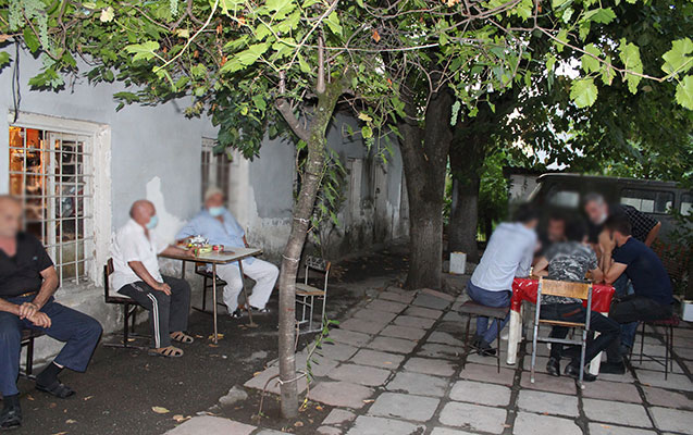 В Азербайджане чайхана принимала посетителей в нарушение карантина - ФОТО