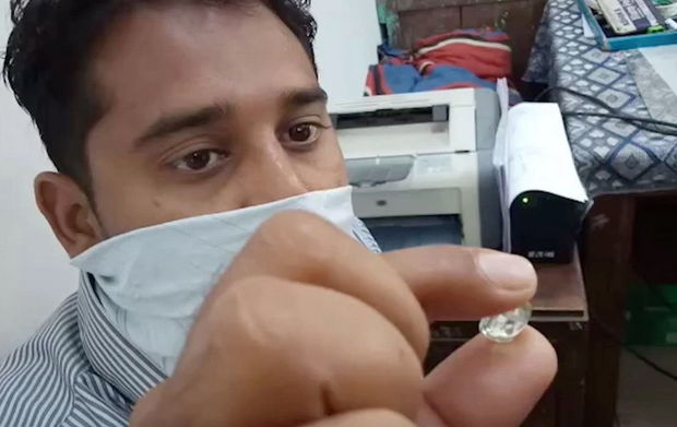 Mədəndə işləyən gənc 10,69 karatlıq almaz tapdı, həyatı dəyişdi - FOTO/VİDEO