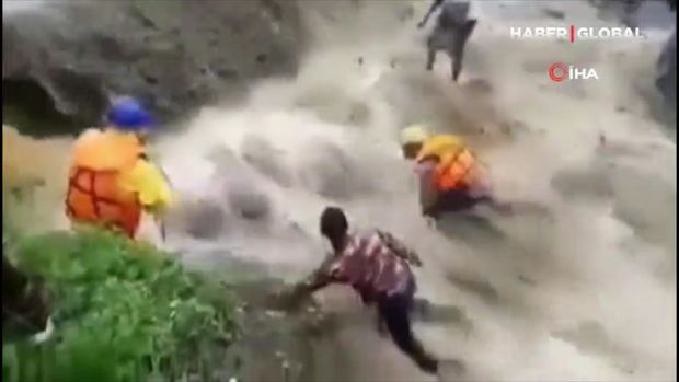 Güclü sel çayı motosikletlə keçmək istəyən kişini apardı - VİDEO