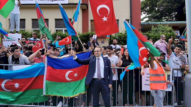 Türkiyə səfiri Praqada azərbaycanlıların keçirdiyi aksiyaya qatıldı - Fotolar