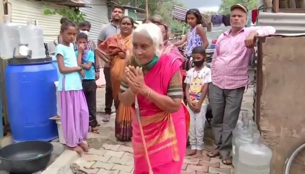 85 yaşlı qadın fenomen oldu - VİDEO