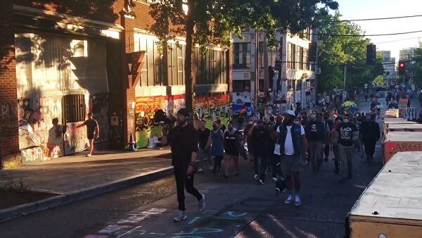 На северо-западе США десятки полицейских пострадали при беспорядках