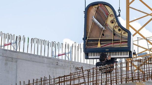 Səmada ifa: Pianoçu hamını heyrətləndirdi - VİDEO