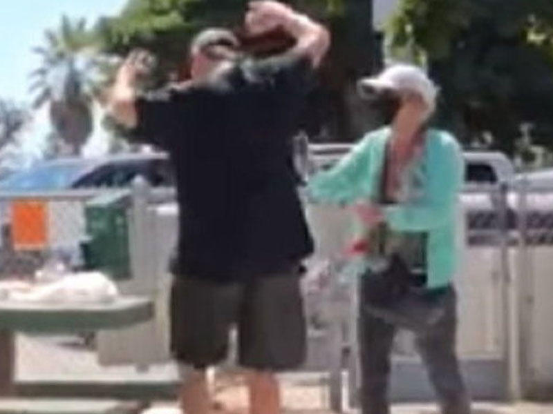 Yaşlı qadın maskası olmayan insanlara hücum etdi - VİDEO