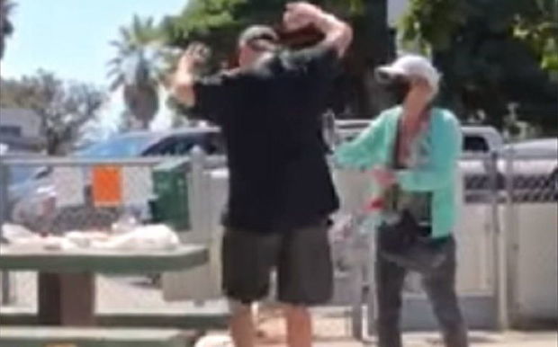 Американка напала на семейную пару без масок - ВИДЕО