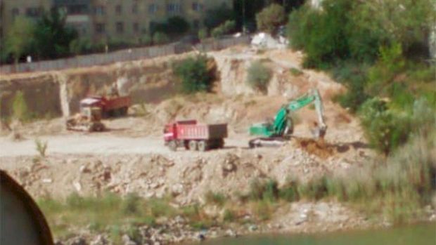 В Баку осушают озеро около жилого комплекса 