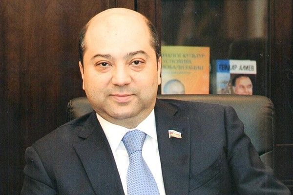 Yasamalda göl ətrafında otel tikdirmək istəyən Hacı Salayev imiş