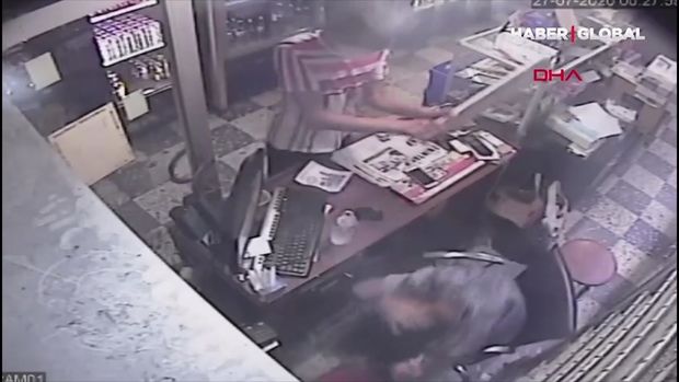 Taxta parçası ilə satıcıya ağır xəsarət yetirdi - VİDEO