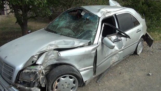 Azərbaycanda idarəetməni itirən sürücü qəzaya düşərək öldü - VİDEO