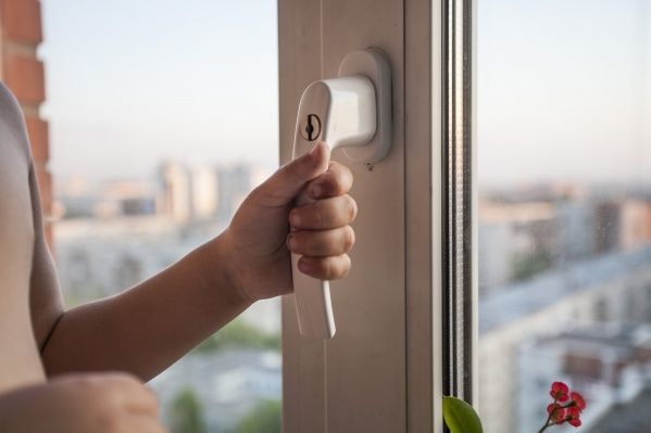 В Москве безрукий охранник поймал выпавшего из окна ребенка