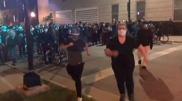 Senator etirazçı qadınlar tərəfindən döyüldü - FOTO/VİDEO